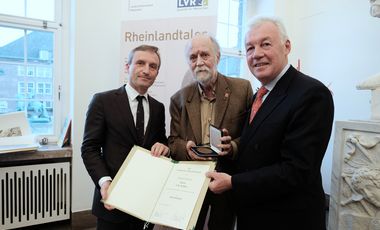 Verleihung des Rheinlandtalers im Jan-Wellem-Saal: Oberbürgermeister Thomas Geisel, Rheinlandtaler-Preisträger Udo Achten und Prof. Dr. Jürgen Wilhelm, Vorsitzender der Landschaftsversammlung Rheinland (von links), Foto: M. Gstettenbauer. 