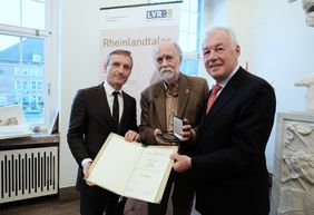 Verleihung des Rheinlandtalers im Jan-Wellem-Saal: Oberbürgermeister Thomas Geisel, Rheinlandtaler-Preisträger Udo Achten und Prof. Dr. Jürgen Wilhelm, Vorsitzender der Landschaftsversammlung Rheinland (von links), Foto: M. Gstettenbauer. 