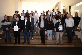 29 Schülerinnen und Schüler sind von Mobilitätsdezernent Jochen Kral, Kriminaloberrat Christoph Simon von der Polizei und Michael Strotmann von der Rheinbahn am Mittwoch, 3. Dezember, im Rathaus offiziell zu Fahrzeugbegleitern ernannt worden. © Landeshauptstadt Düsseldorf/David Young