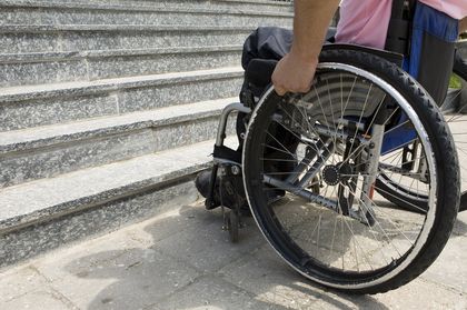 Rollstruhlfahrer vor Stufen ©Jenny Sturm/fotolia.com