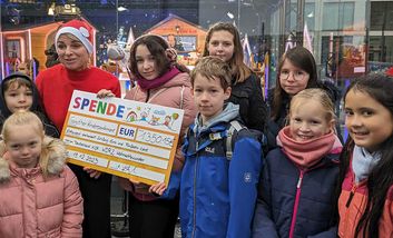 Foto mit Kindern des Garather Kinderparlaments während sie eine Spende an den WDR 2 übergeben