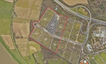 Ein Luftbild von dem Projekt "Veranstaltungsgelände/Messeparkplatz", der rote Umring zeigt das Plangebiet. Das Luftbild ist von der Landeshauptstadt Düsseldorf.