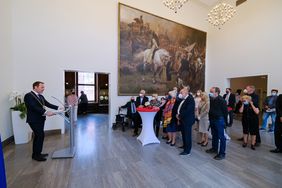 Oberbürgermeister Dr. Stephan Keller hat Michael Riemer das Verdienstkreuz am Bande des Bundesverdienstordens der Bundesrepublik Deutschland im Rahmen eines Empfangs im Düsseldorfer Rathaus überreicht.