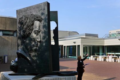 Heine-Denkmal von Bert Gerresheim auf dem Campus der Heinrich-Heine-Universität, Foto: HHU.