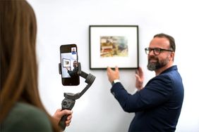 Art Guides führen die Sammler und Sammlerinnen im Livestream über die Messe. © Yannick Mandelbaum