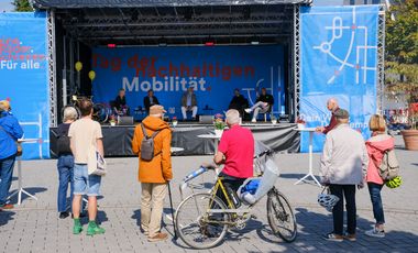 Panel rund ums Thema "Wege für alle" mit (v.l.) Moderatorin Carmen Hentschel, Mobilitätsdezernent Jochen Kral, Bezirksbürgermeister Dietmar Wolf, Thorsten Koska, Wuppertal Institut, und Jörg Philippi-Gerle, Standortleitung Euref Campus © Landeshauptstadt Düsseldorf, Michael Gstettenbauer 