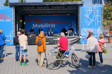 Panel rund ums Thema "Wege für alle" mit (v.l.) Moderatorin Carmen Hentschel, Mobilitätsdezernent Jochen Kral, Bezirksbürgermeister Dietmar Wolf, Thorsten Koska, Wuppertal Institut, und Jörg Philippi-Gerle, Standortleitung Euref Campus © Landeshauptstadt Düsseldorf, Michael Gstettenbauer 