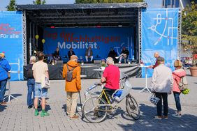 Panel rund ums Thema "Wege für alle" mit (v.l.) Moderatorin Carmen Hentschel, Mobilitätsdezernent Jochen Kral, Bezirksbürgermeister Dietmar Wolf, Thorsten Koska, Wuppertal Institut, und Jörg Philippi-Gerle, Standortleitung Euref Campus © Landeshauptstadt Düsseldorf, Michael Gstettenbauer 