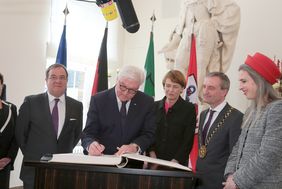 Der Bundespräsident trug sich im Jan-Wellem-Saal des Rathauses in das Goldene Buch der Landeshauptstadt ein