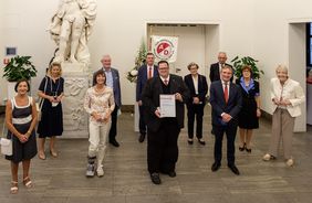 OB Thomas Geisel (vorne rechts) mit Alde Düsseldorfer-Baas Rolf Lenz und weiteren Vorstands- und Ehrenmitgliedern des Vereins im Jan-Wellem-Saal, Foto: Uwe Schaffmeister.