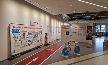 Noch bis Mittwoch, 25. September, läuft die Ausstellung zur Radverkehrsförderung im KAP 1 © Landeshauptstadt Düsseldorf/Amt für Verkehrsmanagement 