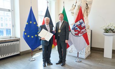 Oberbürgermeister Dr. Stephan Keller (r.) überreichte am Montag, 1. Juni 2026, Frerich Görts das Verdienstkreuz am Bande des Verdienstordens der Bundesrepublik Deutschland, Foto: Landeshauptstadt Düsseldorf/Claus Langer