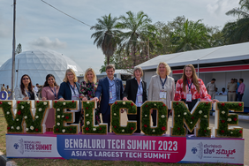 v.l.: Ambika Banotra (NRW.Global Business), Nicole Kuruvallil (digihub), Annette Klerks, Theresa Winkels, Christian Zaum, Dorothée Schneider, Bettina Löhr, Marina Billinger (Leroma GmbH) © Landeshauptstadt Düsseldorf 