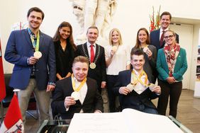 Die Medaillengewinner gemeinsam mit OB Thomas Geisel (Mitte), Carla Stockheim (vorne rechts) und Philipp Wichert, Geschäftsführer Stockheim (hinten rechts); Foto: Young