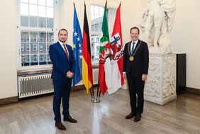 Der Generalkonsul der Republik Kosovo (l.), Arjan Kashtanjeva, wurde am Montag, 25. Oktober, von Oberbürgermeister Dr. Stephan Keller im Rathaus empfangen. Foto: Melanie Zanin