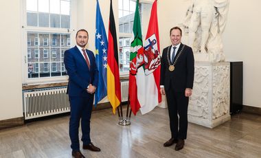 Der Generalkonsul der Republik Kosovo (l.), Arjan Kashtanjeva, wurde am Montag, 25. Oktober, von Oberbürgermeister Dr. Stephan Keller im Rathaus empfangen. Foto: Melanie Zanin