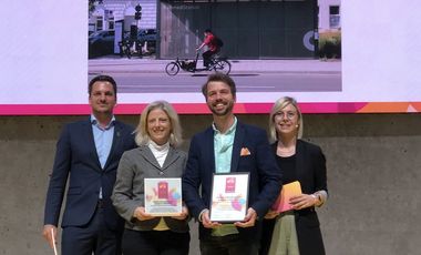 Preisverleihung beim Eurobike Award (v.l.): Stefan Anderl, Rat für Formgebung German Design Council, Katharina Metzker, Amt für Verkehrsmanagement Düsseldorf, Dr. David Rüdiger, Connected Mobility Düsseldorf, und Martina Rumschick, Eurobike © Connected Mobility Düsseldorf/André Stocker 