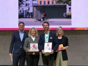 Preisverleihung beim Eurobike Award (v.l.): Stefan Anderl, Rat für Formgebung German Design Council, Katharina Metzker, Amt für Verkehrsmanagement Düsseldorf, Dr. David Rüdiger, Connected Mobility Düsseldorf, und Martina Rumschick, Eurobike © Connected Mobility Düsseldorf/André Stocker 