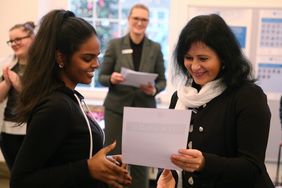 Verkehrsdezernentin Cornelia Zuschke (rechts) übergab, gemeinsam mit Vertretern von Rheinbahn und Polizei, die Urkunden an die Schüler. Foto: David Young