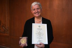 Gartenamtsleiterin Doris Törkel ist mit dem "Goldnenen Ginkgo" ausgezeichnet worden. Foto: David Young