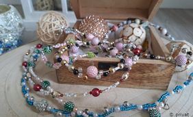Fotostilleben mit Perlenschmuck in einer Schmuckkiste.