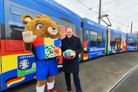 Oberbürgermeister Dr. Stephan Keller und EURO 2024-Maskottchen Albärt vor der deutschen Willkommensbahn. Foto: Amt für Kommunikation