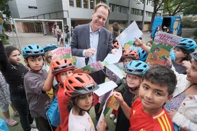 Die Kinder baten Oberbürgermeister Dr. Stephan Keller um das signieren ihrer Rätsel- und Malbücher.