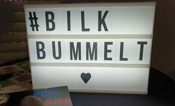 Foto einer Leuchtschrift mit Bilk Bummelt