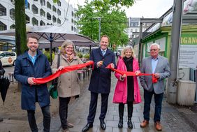 Wiedereröffnung Carlsplatz: OB Dr. Stephan Keller (M.) durchschnitt im Beisein von Dr. David Rüdiger, CMD, Bezirksbürgermeisterin Annette Klinke, Katharina Metzker, Amt für Verkehrsmanagement, und Heiner Röckrath, Carlsplatz-Markt (v.l.) ein Band © Landeshauptstadt Düsseldorf, Uwe Schaffmeister 