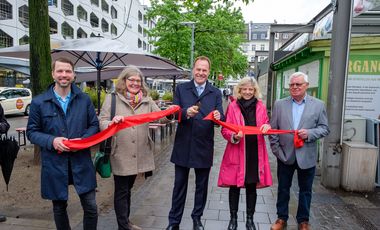 Wiedereröffnung Carlsplatz: OB Dr. Stephan Keller (M.) durchschnitt im Beisein von Dr. David Rüdiger, CMD, Bezirksbürgermeisterin Annette Klinke, Katharina Metzker, Amt für Verkehrsmanagement, und Heiner Röckrath, Carlsplatz-Markt (v.l.) ein Band © Landeshauptstadt Düsseldorf, Uwe Schaffmeister 