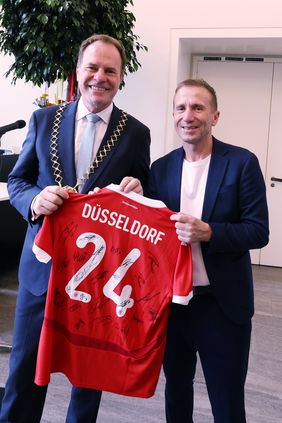 Der österreichische Verbandspräsident Klaus Mittersdorfer überreichte Oberbürgermeister Dr. Keller ein unterschriebenes Trikot der ÖFB-Elf. Foto: Young