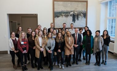 Oberbürgermeister Thomas Geisel empfing eine Studierendengruppe aus Belfast und Schüler des Düsseldorfer St.-Ursula-Berufskollegs im Jan-Wellem-Saal des Rathauses. Foto: Michael Gstettenbauer