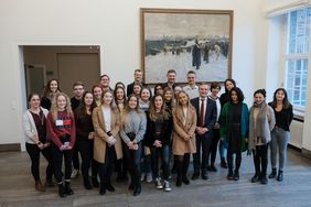 Oberbürgermeister Thomas Geisel empfing eine Studierendengruppe aus Belfast und Schüler des Düsseldorfer St.-Ursula-Berufskollegs im Jan-Wellem-Saal des Rathauses. Foto: Michael Gstettenbauer