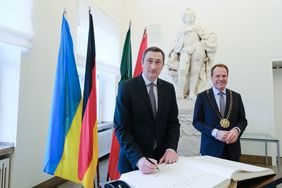 Oleksij Tschernyschow, Minister für Entwicklung von Gemeinden und Territorien der Ukraine, beim Eintrag in das Goldene Buch der Landeshauptstadt Düsseldorf, rechts: Oberbürgermeister Dr. Stephan Keller, Foto: Gstettenbauer.