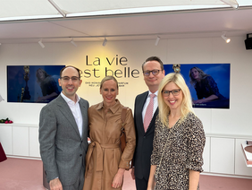 (v.l.) Dr. Hagen Wülferth, Isabel Neudeck, Dr. Michael Rauterkus und Theresa Winkels bei der Eröffnung des Lancome Pop-up Stores auf der Königsallee @ Wirtschaftsförderung Düsseldorf 