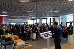 Oberbürgermeister Dr. Stephan Keller präsentiert den Immobilien- und Investmentstandort Düsseldorf vor internationalem Publikum auf dem Ausstellungsstand der Landeshauptstadt Düsseldorf auf der Mipim 2025. © Landeshauptstadt Düsseldorf 