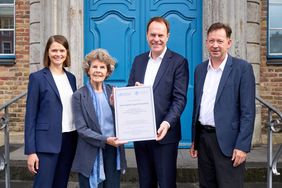 OB Dr. Keller (2.v.r.) nahm das Beitrittszertifikat entgegen. Überreicht wurde es von Dr. Mollenkopf (2.v.l.), Vorsitzende BAGSO, sowie Ina Voelcker, BAGSO. Mit dabei: Stadtdirektor Burkhard Hintzsche, Foto: Langer