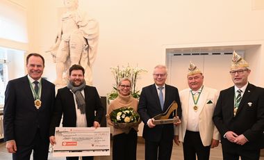 OB Dr. Stephan Keller, Dr. med. Friedhelm Schuster und Ehefrau Stephanie, Prof. Dr. med. Arndt Borkhardt, Hubert Schneider und Burkard Brings (v.l.), Foto: W. Meyer.