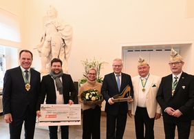 OB Dr. Stephan Keller, Dr. med. Friedhelm Schuster und Ehefrau Stephanie, Prof. Dr. med. Arndt Borkhardt, Hubert Schneider und Burkard Brings (v.l.), Foto: W. Meyer.