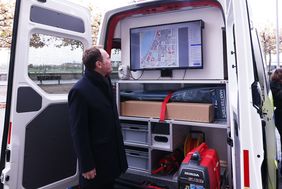 Oberbürgermeister Dr. Stephan Keller begutachtet den großen Lagebildschirm an der Rückseite des Einsatzleitwagens. Foto: David Young