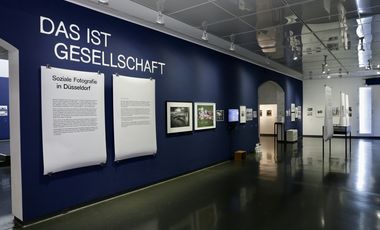 Das Stadtmuseum Düsseldorf präsentiert vom 8. September bis zum 5. Januar 2025 die fotodokumentarische Ausstellung "Das ist Gesellschaft. Soziale Fotografie in Düsseldorf". Alle Fotos: Ingo Lammert