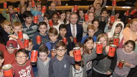 Zum Auftakt der Aktion "Sammeln statt Gripschen" schickte Oberbürgermeister Thomas Geisel Schülerinnen und Schüler mit ihren Sammeldosen auf den Weg; Foto: Meyer