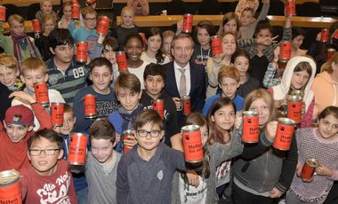 Zum Auftakt der Aktion "Sammeln statt Gripschen" schickte Oberbürgermeister Thomas Geisel Schülerinnen und Schüler mit ihren Sammeldosen auf den Weg; Foto: Meyer