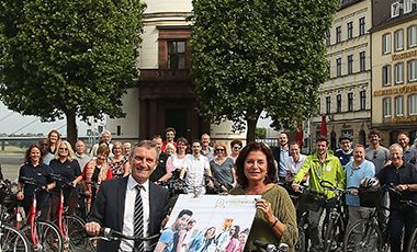 Werben dafür, beim kommunalen Wettbewerb Stadtradeln mitzumachen: Oberbürgermeister Thomas Geisel und Umweltdezernentin Helga Stulgies 