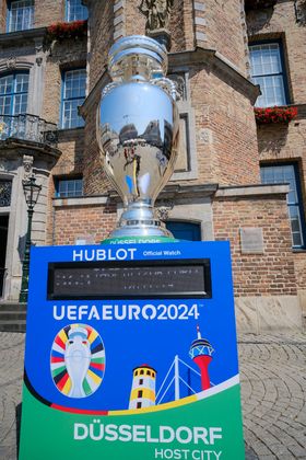 Die Giant Trophy war ein beliebtes Fotomotiv auf dem Marktplatz. Foto:Landeshauptstadt Düsseldorf/Michael Gstettenbauer