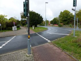 Foto vom Rechtsabbieger von der Oberkasseler Brücke in die Fritz-Roeber-Straße