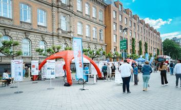 Infostand vom Amt für Verkehrsmanagement beim Rad-Aktionstag mit vielen Besuchern.