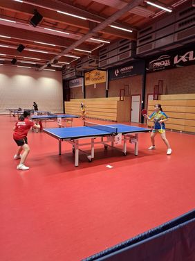 Zwei Junioren Tischtennisspielerinnen aus Chiba und Düsseldorf während des Vergleichswettkampfs. Foto: Landeshauptstadt Düsseldorf/Sportamt