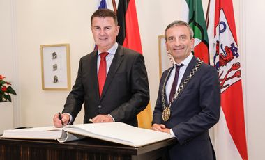 Der Botschafter der Republik Slowenien in Berlin, Franc But (links), wurde von Oberbürgermeister Thomas Geisel im Rathaus empfangen. Foto: Melanie Zanin