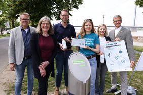 Bei der Inbetriebnahme des Trinkbrunnens waren neben Thomas Neuhäuser und Alexandra Jaik unter anderem auch Bürgermeister Josef Hinkel (r.) und Bezirksbürgermeisterin Annette Klinke (2.v.l.)